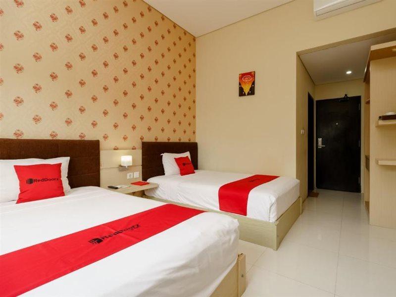 Reddoorz Plus Near Sangkareang Park Матарам Экстерьер фото